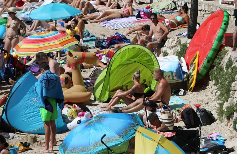 Ovako je najpoznatija plaža na Murteru izgledala preko vikenda: Puna k'o &scaron;ipak! Nikog nije briga za koronu