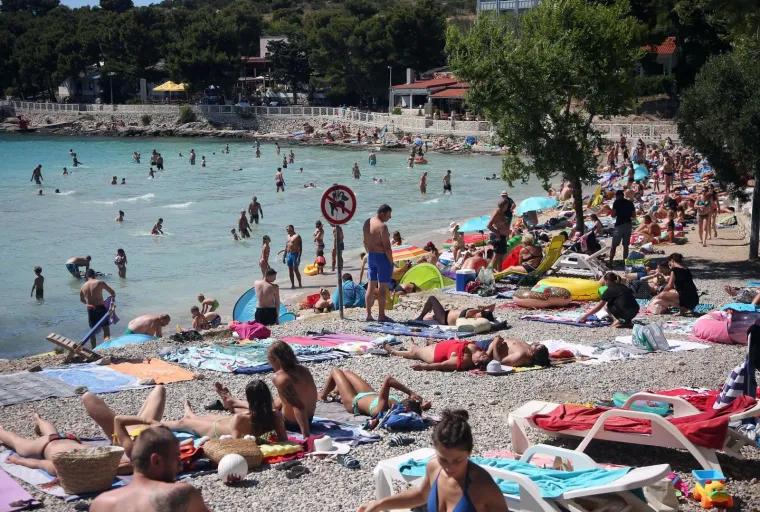 Ovako je najpoznatija plaža na Murteru izgledala preko vikenda: Puna k'o &scaron;ipak! Nikog nije briga za koronu
