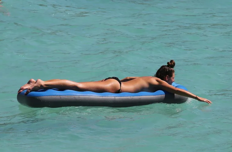 Ovako je najpoznatija plaža na Murteru izgledala preko vikenda: Puna k'o &scaron;ipak! Nikog nije briga za koronu