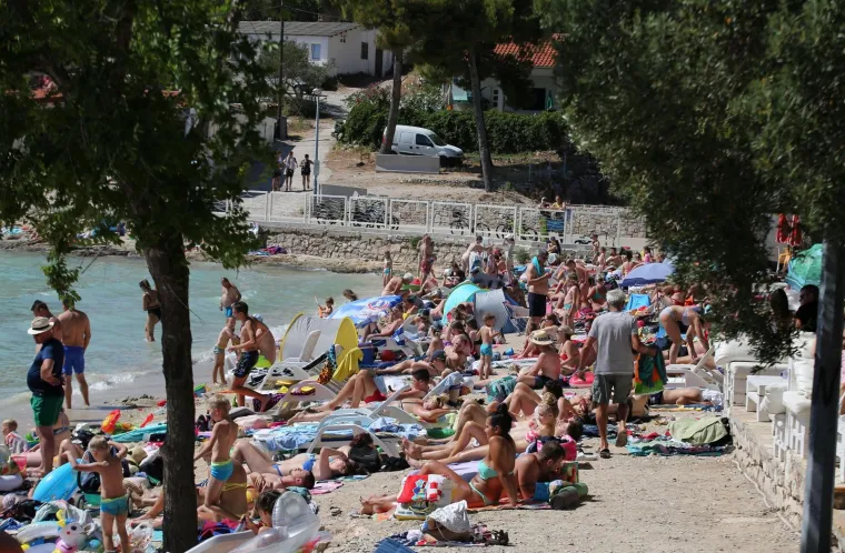 Ovako je najpoznatija plaža na Murteru izgledala preko vikenda: Puna k'o &scaron;ipak! Nikog nije briga za koronu