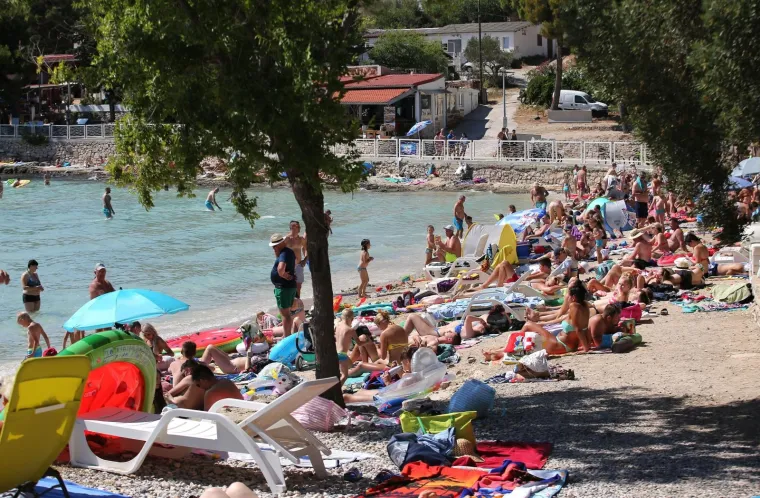 Ovako je najpoznatija plaža na Murteru izgledala preko vikenda: Puna k'o &scaron;ipak! Nikog nije briga za koronu