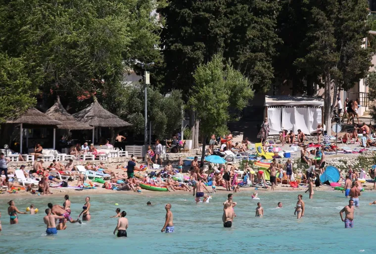 Ovako je najpoznatija plaža na Murteru izgledala preko vikenda: Puna k'o &scaron;ipak! Nikog nije briga za koronu