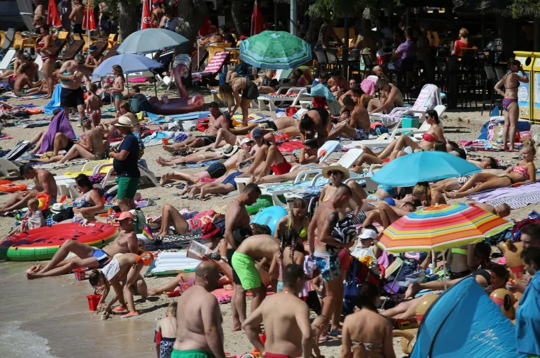 Ovako je najpoznatija plaža na Murteru izgledala preko vikenda: Puna k'o &scaron;ipak! Nikog nije briga za koronu