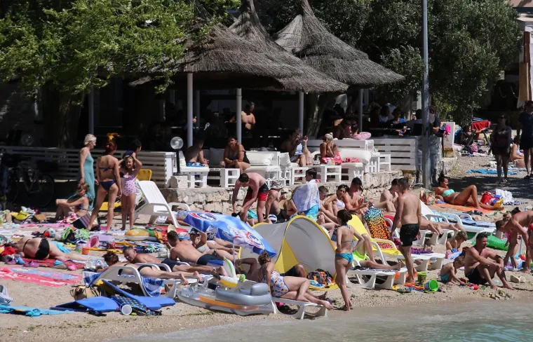 Ovako je najpoznatija plaža na Murteru izgledala preko vikenda: Puna k'o &scaron;ipak! Nikog nije briga za koronu