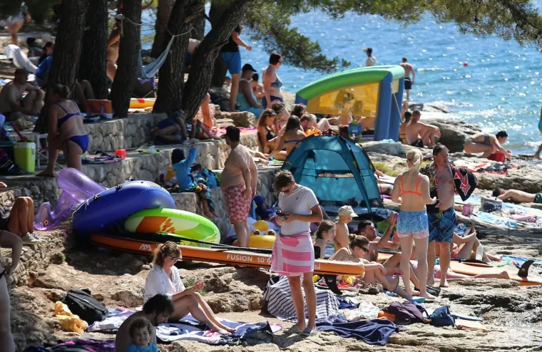 Ovako je najpoznatija plaža na Murteru izgledala preko vikenda: Puna k'o &scaron;ipak! Nikog nije briga za koronu