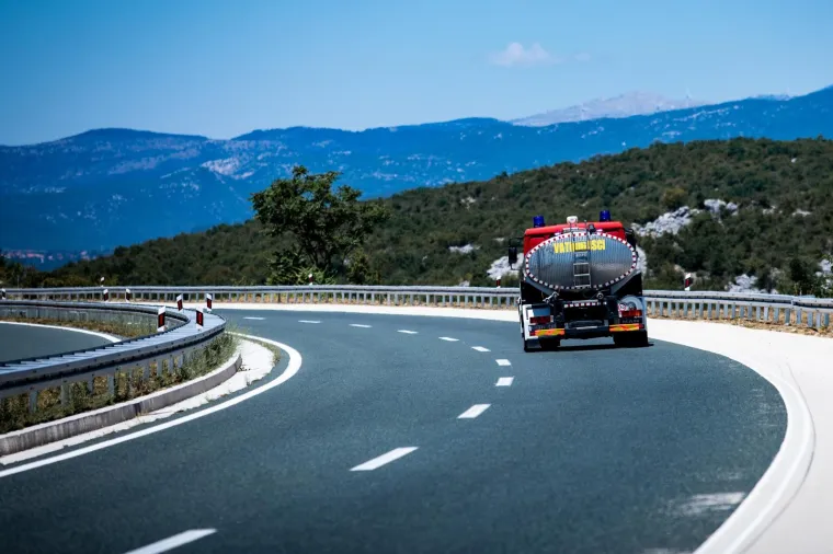 KAO IZ APOKALIPSE DANAS: Vatrogasci gase požar u blizini autoceste A1