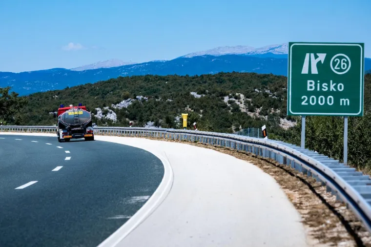 KAO IZ APOKALIPSE DANAS: Vatrogasci gase požar u blizini autoceste A1