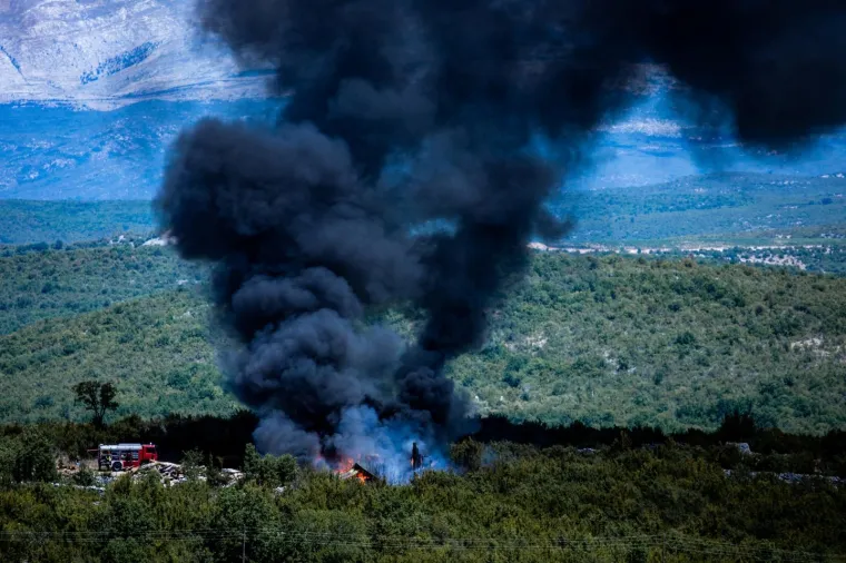 KAO IZ APOKALIPSE DANAS: Vatrogasci gase požar u blizini autoceste A1