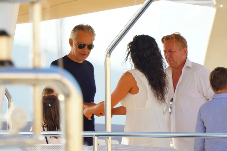 OBITELJSKI ODMOR U SAINT TROPEZU: Andrea Bocelli snimljen na luksuznoj jahti s 25 godina mlađom suprugom
