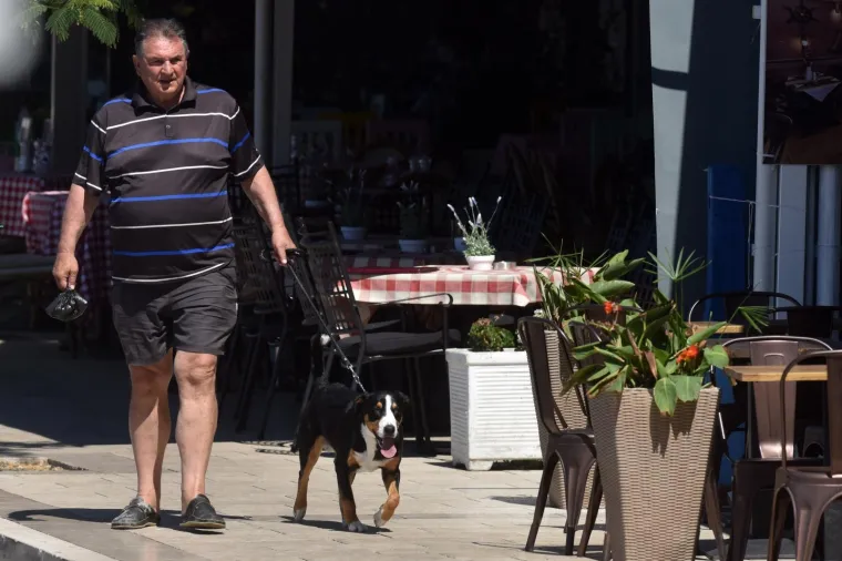 Nakon turbulentnih izbora vrijeme je za odmor: Evo kako Radimir Čačić uživa na Jadranu