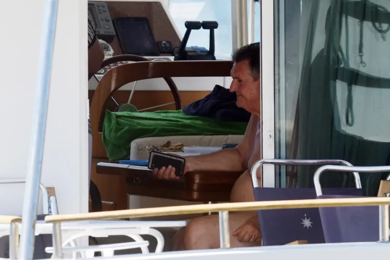 Nakon turbulentnih izbora vrijeme je za odmor: Evo kako Radimir Čačić uživa na Jadranu