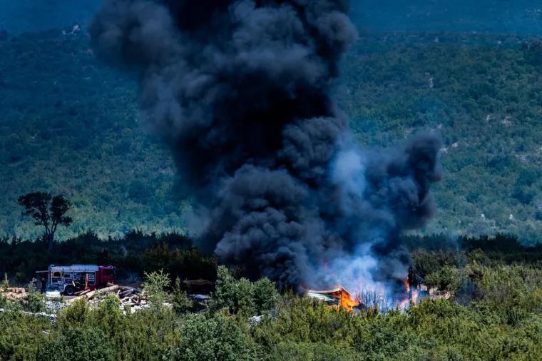 Nimalo lijep prizor: Izbio požar u blizini autoceste A1, širi se crni gusti dim