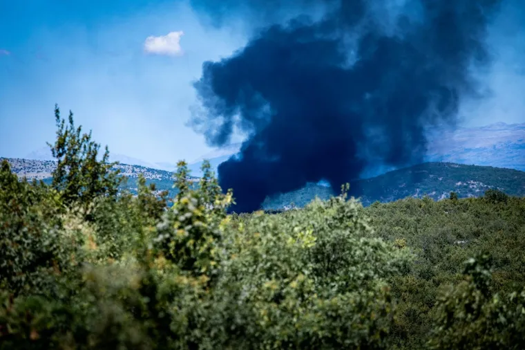 Nimalo lijep prizor: Izbio požar u blizini autoceste A1, širi se crni gusti dim