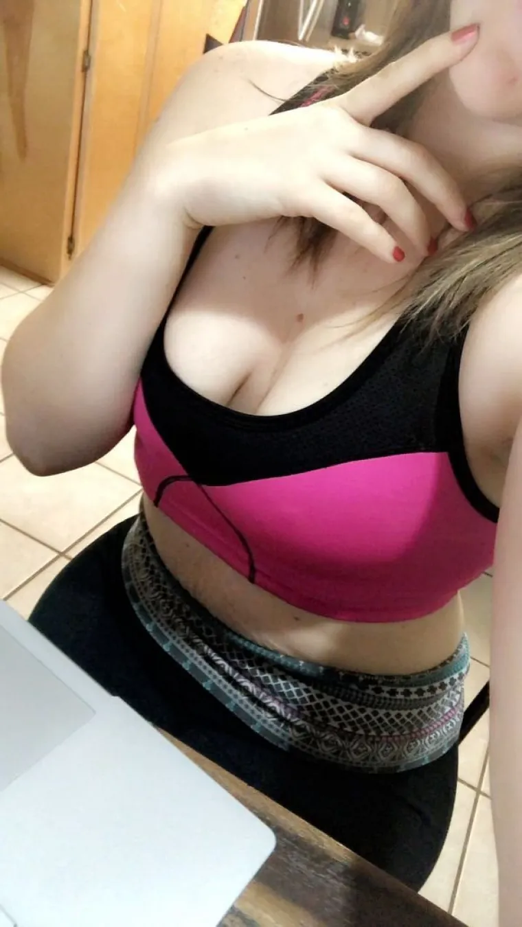 LJETO JE, SVI NA GODI&Scaron;NJEM, A NJIMA JE DOSADNO I VRUĆE: &Scaron;to kolegice stvarno rade kad nema &scaron;efa