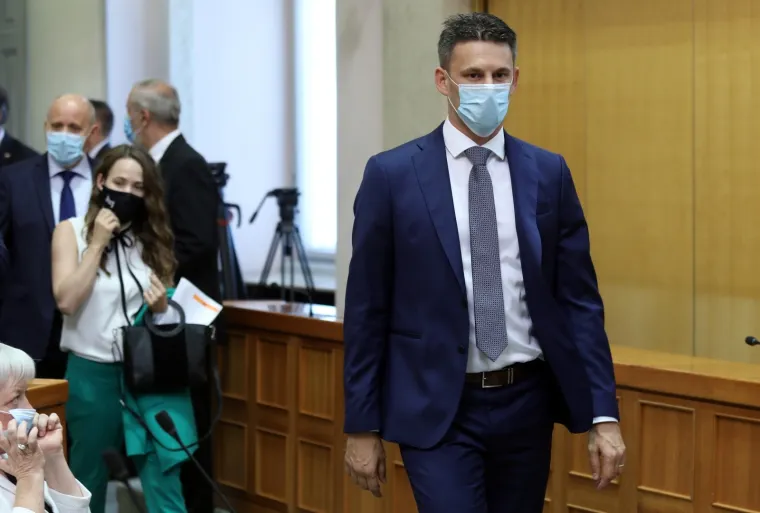 Konstituiranje korona Sabora: Prisega pod maskama, umjesto rukovanja popularno 'laktarenje'