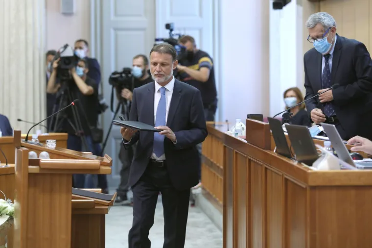 Konstituiranje korona Sabora: Prisega pod maskama, umjesto rukovanja popularno 'laktarenje'