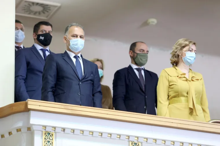 Konstituiranje korona Sabora: Prisega pod maskama, umjesto rukovanja popularno 'laktarenje'