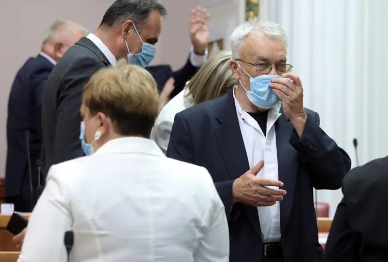 Konstituiranje korona Sabora: Prisega pod maskama, umjesto rukovanja popularno 'laktarenje'