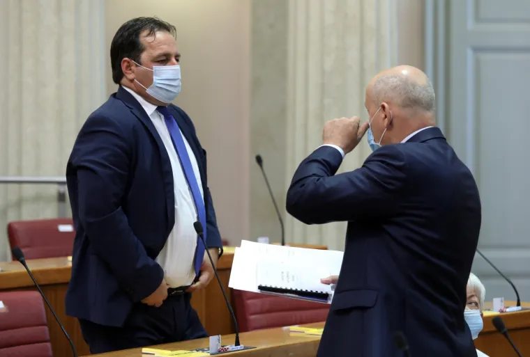 Konstituiranje korona Sabora: Prisega pod maskama, umjesto rukovanja popularno 'laktarenje'