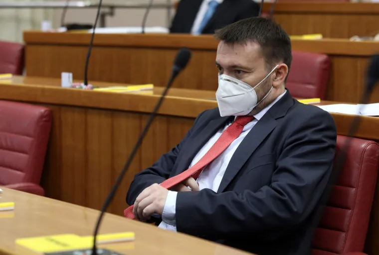 Konstituiranje korona Sabora: Prisega pod maskama, umjesto rukovanja popularno 'laktarenje'