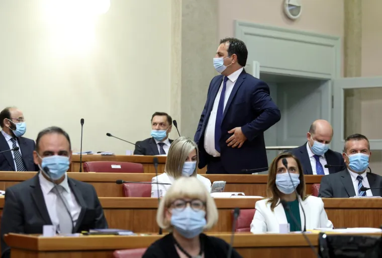 Konstituiranje korona Sabora: Prisega pod maskama, umjesto rukovanja popularno 'laktarenje'