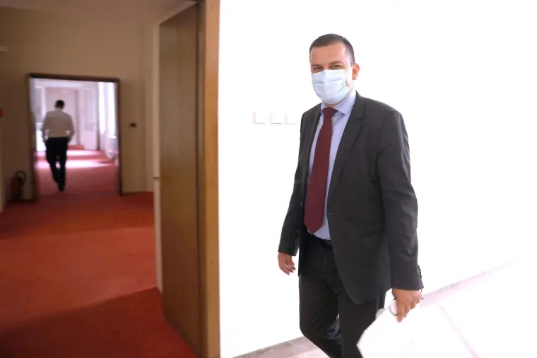 Novi zastupnici stižu u Sabor: Većina pod maskama, a jedan osebujni zastupnik ne odustaje od svog stila