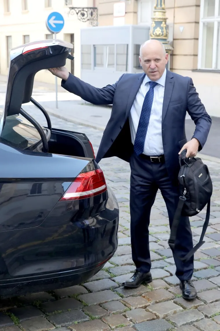 Novi zastupnici stižu u Sabor: Većina pod maskama, a jedan osebujni zastupnik ne odustaje od svog stila