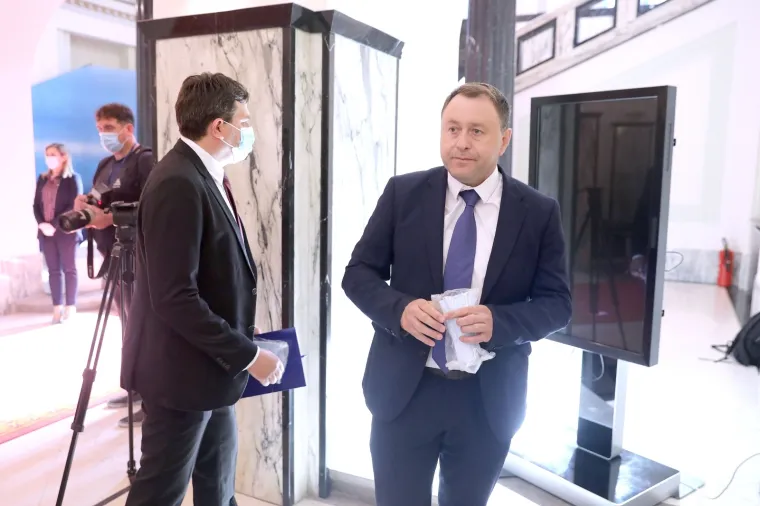 Novi zastupnici stižu u Sabor: Većina pod maskama, a jedan osebujni zastupnik ne odustaje od svog stila