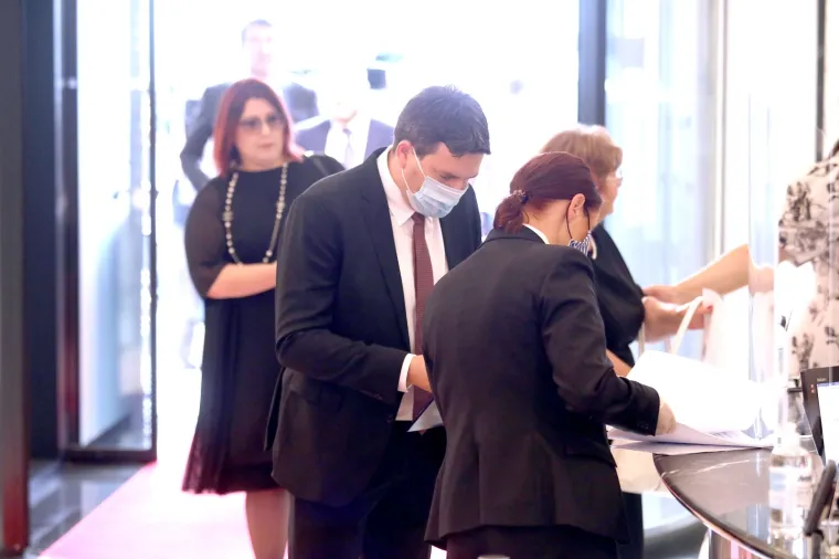 Novi zastupnici stižu u Sabor: Većina pod maskama, a jedan osebujni zastupnik ne odustaje od svog stila