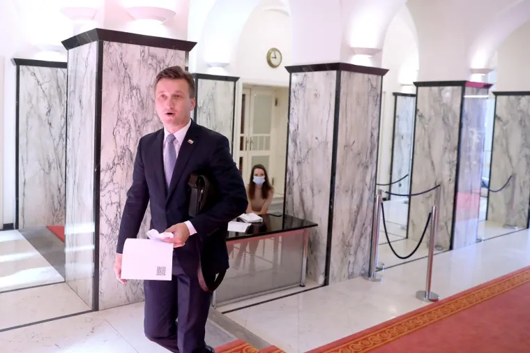 Novi zastupnici stižu u Sabor: Većina pod maskama, a jedan osebujni zastupnik ne odustaje od svog stila