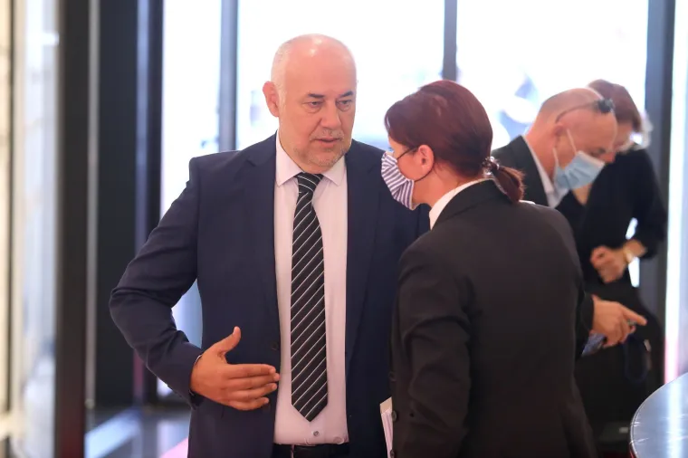 Novi zastupnici stižu u Sabor: Većina pod maskama, a jedan osebujni zastupnik ne odustaje od svog stila