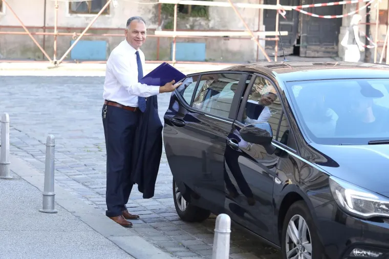 Novi zastupnici stižu u Sabor: Većina pod maskama, a jedan osebujni zastupnik ne odustaje od svog stila