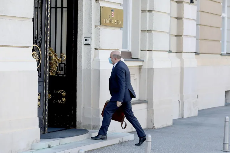 Novi zastupnici stižu u Sabor: Većina pod maskama, a jedan osebujni zastupnik ne odustaje od svog stila