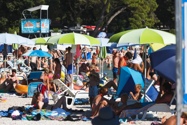 Ovo je mjesto na Jadranu bilo žari&scaron;te koronavirusa, a danas je puno turista! Za mjere Stožera vi&scaron;e nitko ne mari