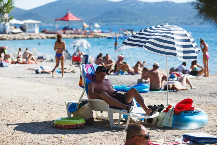 Ovo je mjesto na Jadranu bilo žari&scaron;te koronavirusa, a danas je puno turista! Za mjere Stožera vi&scaron;e nitko ne mari