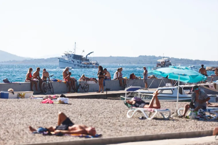 Ovo je mjesto na Jadranu bilo žari&scaron;te koronavirusa, a danas je puno turista! Za mjere Stožera vi&scaron;e nitko ne mari