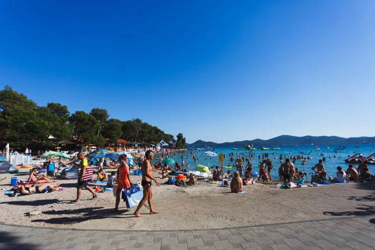 Ovo je mjesto na Jadranu bilo žari&scaron;te koronavirusa, a danas je puno turista! Za mjere Stožera vi&scaron;e nitko ne mari