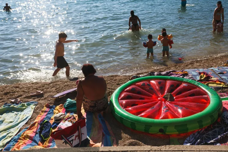 Ovo je mjesto na Jadranu bilo žari&scaron;te koronavirusa, a danas je puno turista! Za mjere Stožera vi&scaron;e nitko ne mari