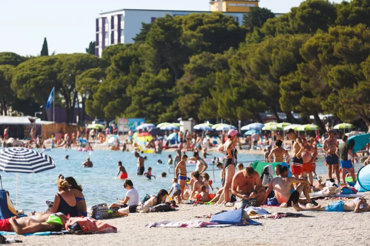 Ovo je mjesto na Jadranu bilo žari&scaron;te koronavirusa, a danas je puno turista! Za mjere Stožera vi&scaron;e nitko ne mari