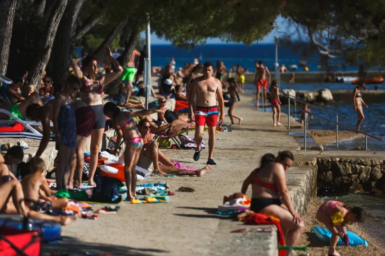 Ovo je mjesto na Jadranu bilo žari&scaron;te koronavirusa, a danas je puno turista! Za mjere Stožera vi&scaron;e nitko ne mari
