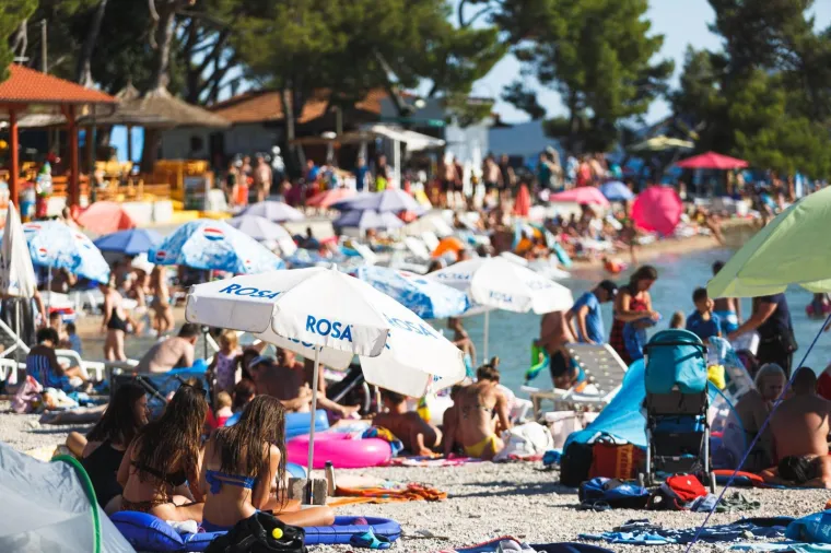 Ovo je mjesto na Jadranu bilo žari&scaron;te koronavirusa, a danas je puno turista! Za mjere Stožera vi&scaron;e nitko ne mari