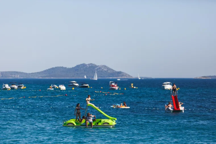 Ovo je mjesto na Jadranu bilo žari&scaron;te koronavirusa, a danas je puno turista! Za mjere Stožera vi&scaron;e nitko ne mari
