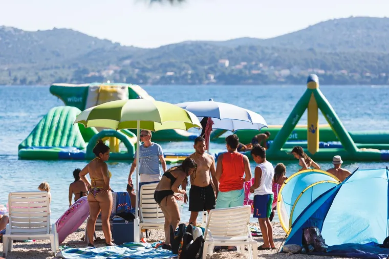 Ovo je mjesto na Jadranu bilo žari&scaron;te koronavirusa, a danas je puno turista! Za mjere Stožera vi&scaron;e nitko ne mari