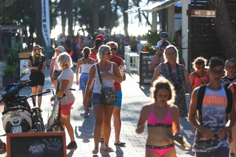 Ovo je mjesto na Jadranu bilo žari&scaron;te koronavirusa, a danas je puno turista! Za mjere Stožera vi&scaron;e nitko ne mari
