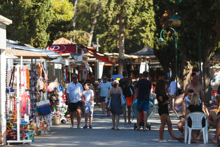 Ovo je mjesto na Jadranu bilo žari&scaron;te koronavirusa, a danas je puno turista! Za mjere Stožera vi&scaron;e nitko ne mari