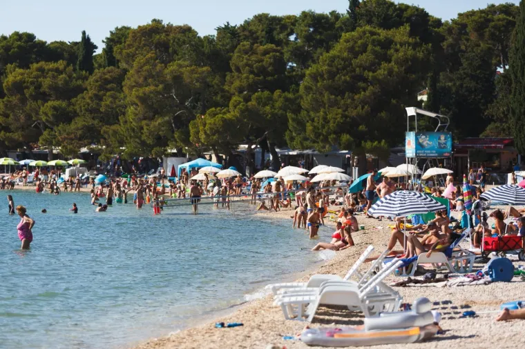 Ovo je mjesto na Jadranu bilo žari&scaron;te koronavirusa, a danas je puno turista! Za mjere Stožera vi&scaron;e nitko ne mari