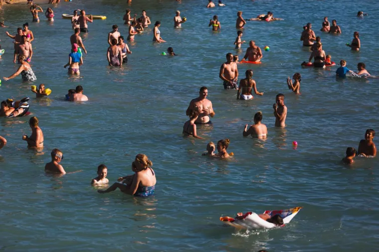 Ovo je mjesto na Jadranu bilo žari&scaron;te koronavirusa, a danas je puno turista! Za mjere Stožera vi&scaron;e nitko ne mari