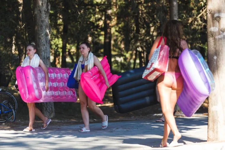 Ovo je mjesto na Jadranu bilo žari&scaron;te koronavirusa, a danas je puno turista! Za mjere Stožera vi&scaron;e nitko ne mari