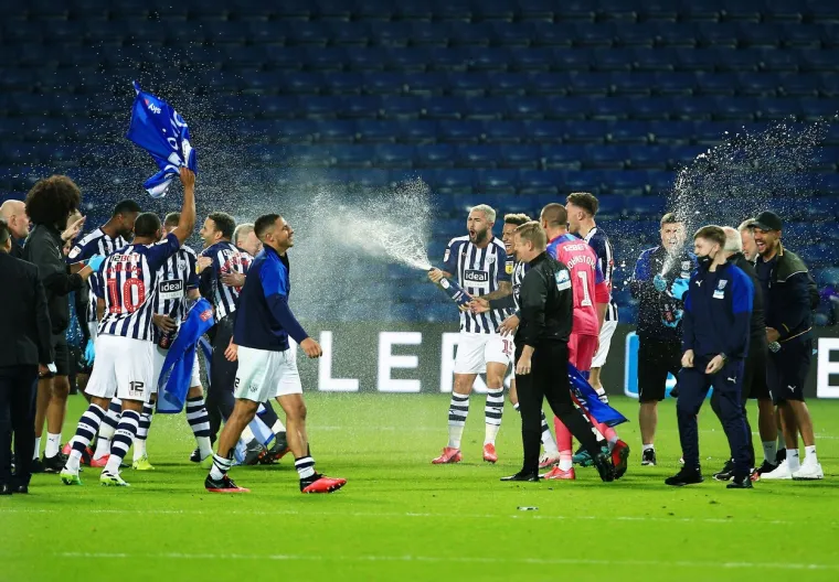 FE&Scaron;TA NA TRAVNJAKU, IGRAČI OKUPALI BILIĆA: Pogledajte &scaron;to su zvijezde West Bwomwicha napravile biv&scaron;em izborniku