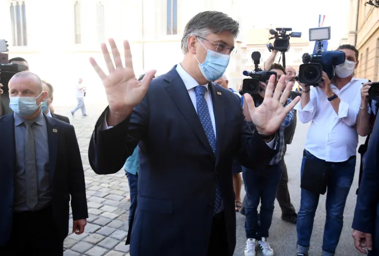 KONSTITUIRAJUĆA SJEDNICA 10. SAZIVA HRVATSKOG SABORA: Maske i socijalna distanca u saborskim klupama